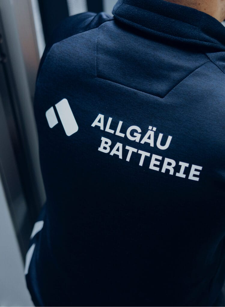 Jacke, die am Rücken mit dem Allgäu Batterie lOgo bedruckt ist