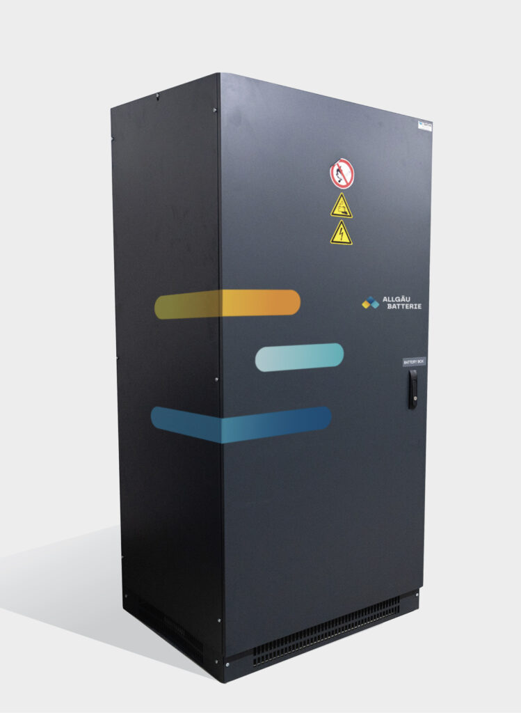 Batteriespeicher von Allgäu Batterie. Beklebt mit Logo und Gestaltungselementen