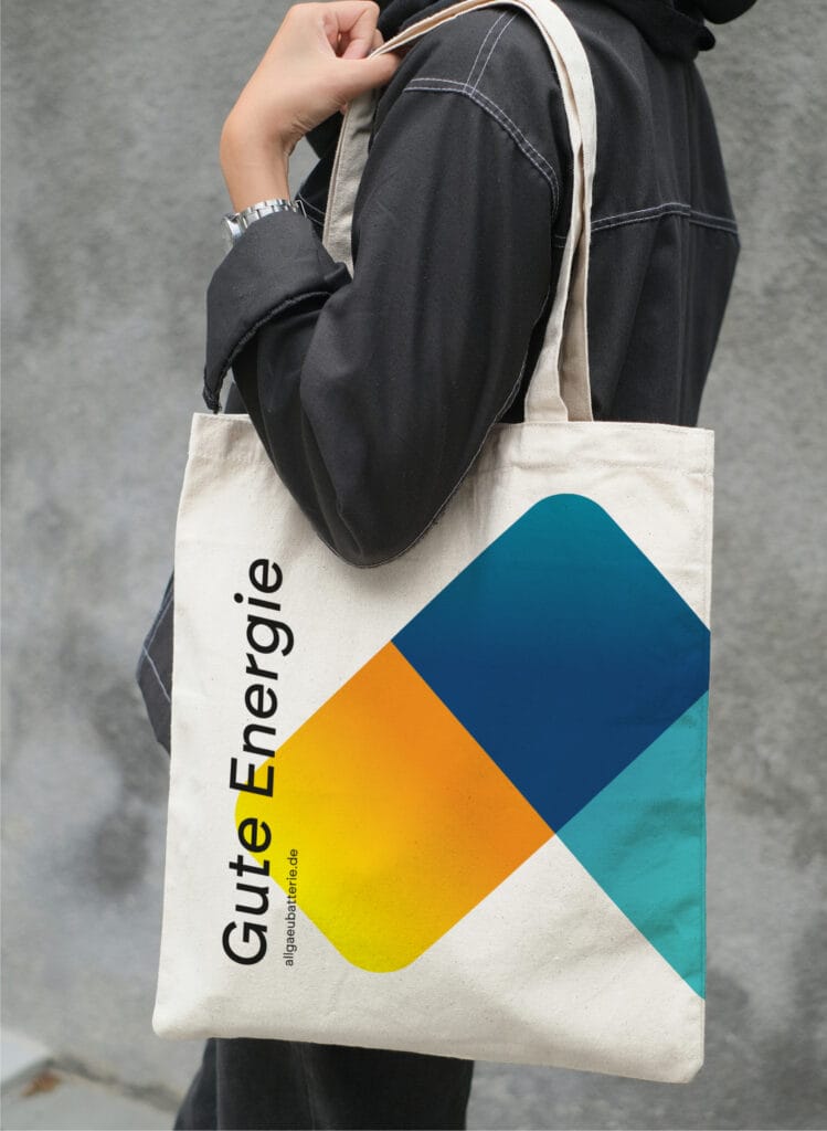 Jutebeutel für Allgäu Batterie. Text auf dem Beutel: Gute Energie